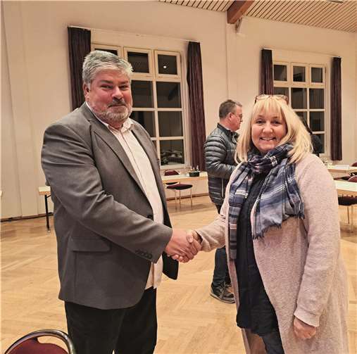 Neues Stadtratsmitglied Kornelia Oligschläger (CDU) wird von dem 1. Beigeordneten Achim Grün per Handschlag verpflichtet.  Foto: FRE