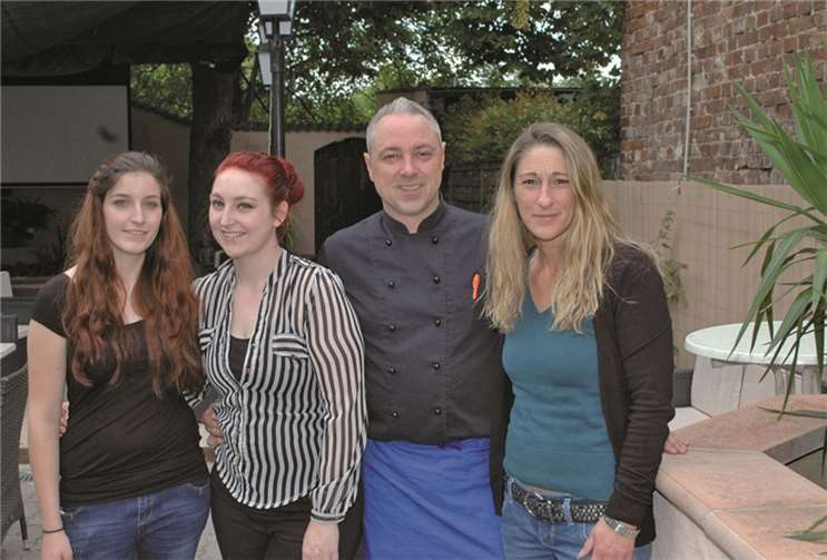 Neues Team im Sinziger Bierhaus mit dem Wirtepaar Michael Grabert und Tanja Radermacher (r.). -BL-