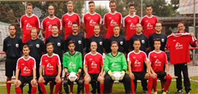 Neues Team im neuen Outfit: Dank der Spende eines örtliche Betriebsinhabers kann sich die zweite Mannschaft der Sportfreunde über neue Trikots freuen. privat