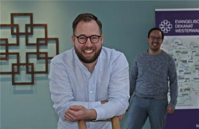 Neues Team in der Evangelischen Jugendarbeit. Emil Huck (vorne) und Marco Herrlich gestalten ab sofort gemeinsam Angebote für Jugendliche. Dienstsitz der beiden Dekanatsjugendreferenten ist das Karl-Herbert-Haus in Westerburg. Foto: Sabine Hammann-Gonschorek