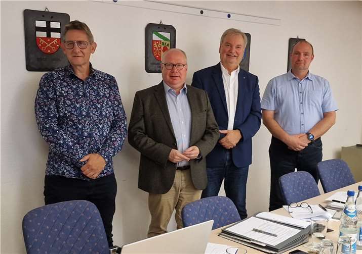 Neues Team um Verbandsgemeindebürgermeister Karsten Fehr: Beigeordneter Roland Thelen (l., SPD), Erster Beigeordneter Markus Fischer (2.v.l., CDU) und Ralf Klein (r., SPD).