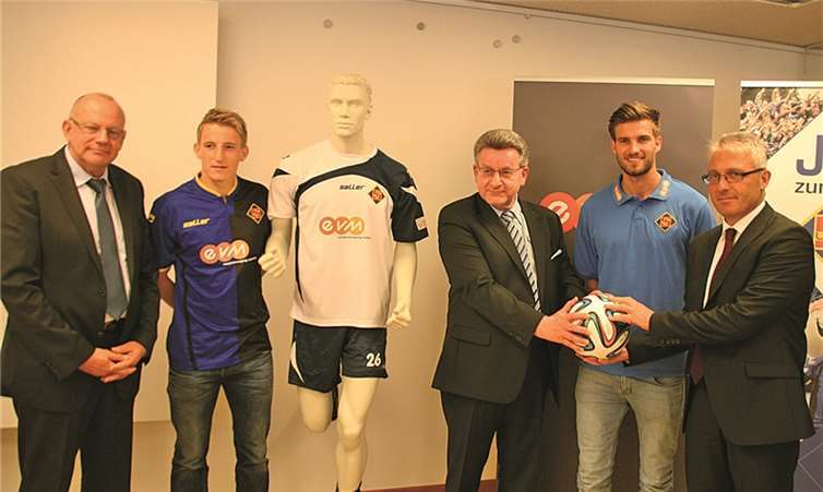 Neues Trikot, neuer Hauptsponsor, neuer Aufschwung - nach drei schwierigen Jahren soll es beim Regionalligisten nun langsam wieder nach oben gehen (v. l.): Professor Dr. Werner Hecker, Michael Stahl, Frank Linnig, Daniel Reith und Josef Rönz.TH