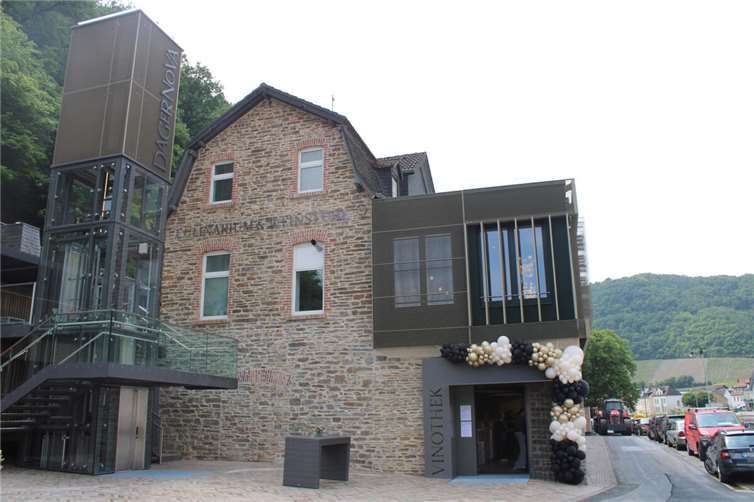 Neues Wahrzeichen im Ahrtal: der illuminierte Glasturm samt Aufzug und Dagernova-Logo und der Eingang zur Vinothek.