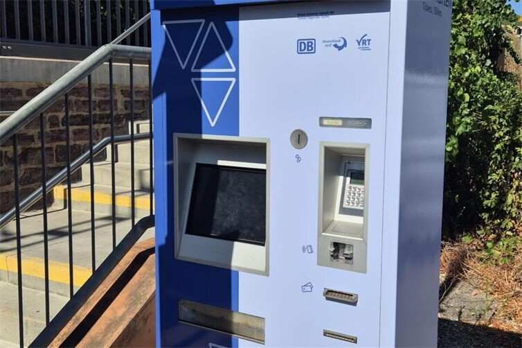 Neugestalteter Fahrkartenautomat an der Station Kanzem im landesweiten ÖPNV-Design.