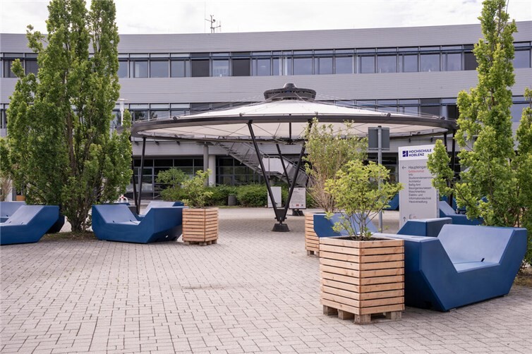 Neugestalteter Vorplatz des Campus der Hochschule Koblenz auf der Karthause. 