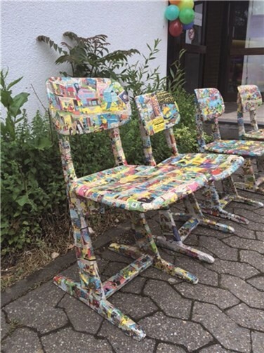 Neugestaltung alter Holzstühle mit Comicausschnitten.