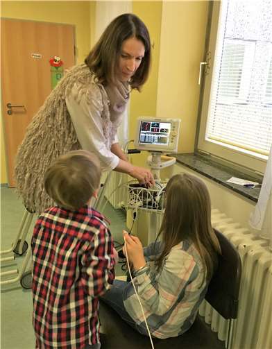 Neugierig probieren die Kinder die Geräte aus und lassen sich erklären, wie der Puls gemessen wird.