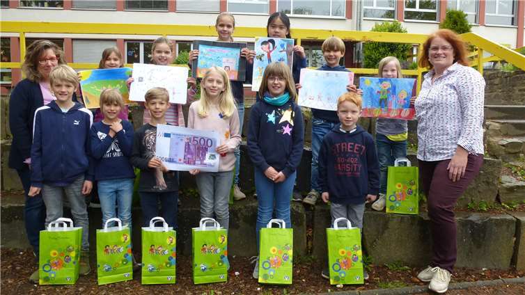 Neugierig und aufgeregt versammelten sich die Kinder und freuten sich über ihren Gewinn. Foto: privat