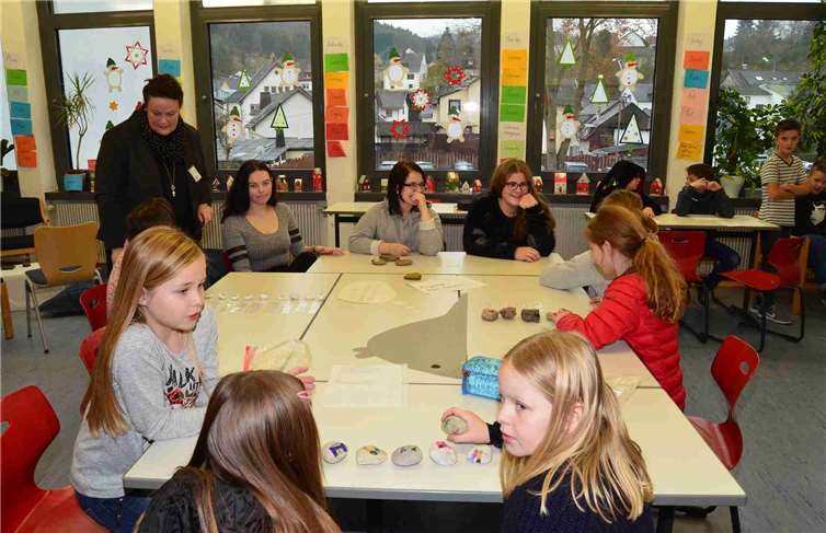 Neugierige Teilnehmer bei der Naturwissenschaftsolympiade. privat