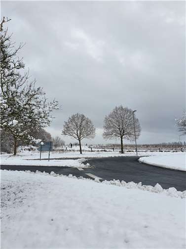 Neuhäusel: Jenseits des Kreisels Hauptstraße / Industriestraße wird das Neubaugebiet „Am Rabenberg“ entstehen. Wenn alles nach Plan geht, könnten dort in zwei Jahren die ersten Bagger stehen. Foto: Ortsgemeinde Neuhäusel