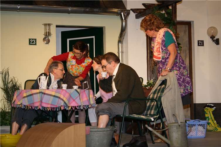 Neuigkeiten im Bremmer Hinterhofleben: Labertasche Helene Schmitz alias Ulrike Henneberger unterbricht das Fußbad mit Neuigkeiten. TE