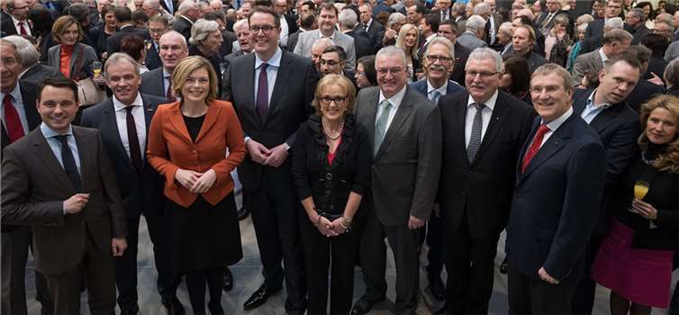 Neujahrsempfang bei der Handwerkskammer Koblenz, zu dem HwK-Präsident Kurt Krautscheid (2.v.l.) und Hauptgeschäftsführer Alexander Baden (3.v.r. zusammen mit Ehefrau Andrea, Mitte) mehr als 500 Gäste begrüßen konnten, darunter die Fraktionsvorsitzenden Julia Klöckner (CDU; 3.v.l.) und Alexander Schweitzer (SPD; 4.v.l.), die Staatssekretäre Uwe Hüser (6.v.r.), David Langner (links) und Heike Raab (rechts), den EU-Abgeordneten Werner Langen (4.v.r.), Nils Wiechmann (MdL; 2.v.r.) oder IHK-Hauptgeschäftsführer Arne Rössel (5.v.r.). Foto: P!ELmedia
