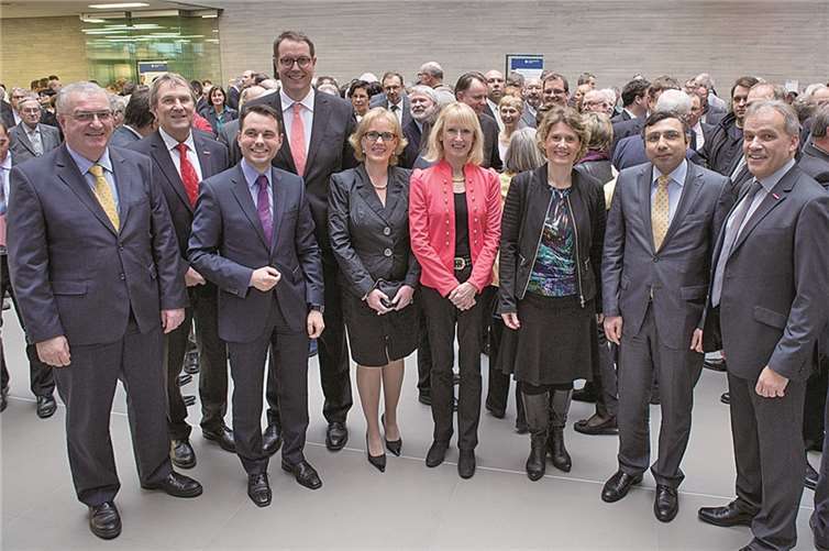 Neujahrsempfang bei der Handwerkskammer Koblenz, zum dem HwK-Präsident Kurt Krautscheid (rechts) und Hauptgeschäftsführer Alexander Baden (2.v.l. zusammen mit Ehefrau Andrea, 5.v.l.) mehr als 500 Gäste begrüßen konnten, darunter (v.r.) den Generalkonsul der Republik Türkei, Arif Eser Torun, Wirtschaftsministerin Eveline Lemke, Bürgermeisterin Marie-Theres Hammes-Rosenstein, SPD-Fraktionsvorsitzender Alexander Schweitzer, Staatssekretär David Langner und Staatssekretär Uwe Hüser. P!ELmedia