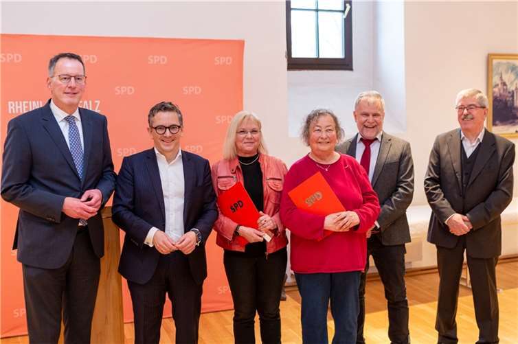 Neujahrsempfang der SPD Untermosel im Schloß von der Leyen in Kobern-Gondorf: v.li. Michael Ebling, Staatsminister (SPD), Dr. Thorsten Rudolph, MdB (SPD), die Jubilarinnen Monika Oster und Christel Schitkowski, Mathias Knerr, SPD OV-Vorsitzender und Klaus Frevel, SPD-Fraktionsvorsitzender im VG-Rat.  Foto: Sven Neuschaefer Rube