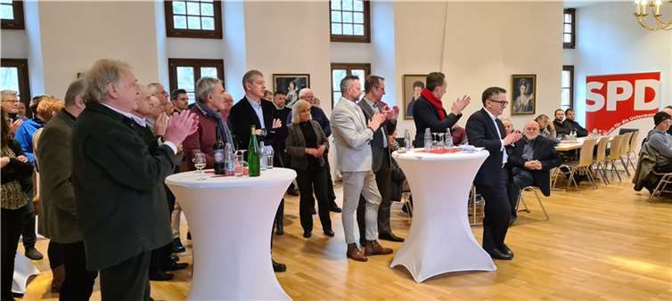Neujahrsempfang der SPD-Untermosel, in der Bildmitte: Bürgermeister Michael Dötsch, Marko Boos, Maximilian Mumm, Marc Ruhland und Thorsten Rudolph während des Redebeitrags von Staatsminister Alexander Schweitzer. Foto: Sven Neuschaefer-Rube