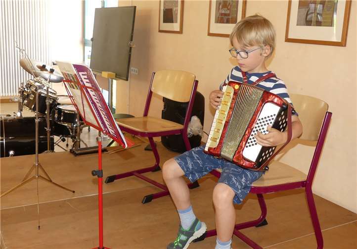 Neuling Kieran Reuter griff bei seiner Musikpräsentation bereits trefflich in die Tasten seines Akkordeons.