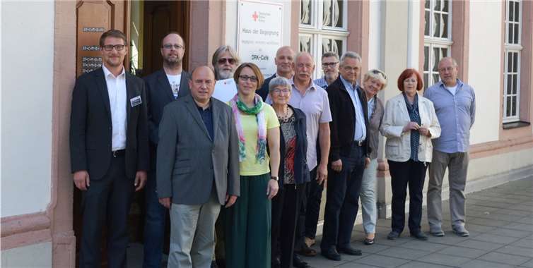 Neun Blutspender konnte DRK-Kreisverbandsvorsitzender Leo Biewer (3. v. l.) in Koblenz auszeichnen. privat