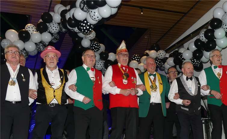 Neun Ehrenrentner sangen beim beliebten Karnevals-Event unter anderem historische Ochtendunger Lieder.Fotos: TE