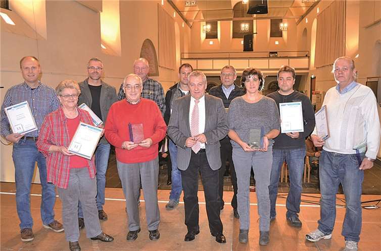 Neun Familien aus dem Landkreis zeichnet Landrat Manfred Schnur (mitte) mit der „Blauen Hausnummer“ aus. privat
