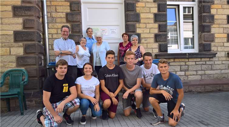 Neun Firmlinge aus Ellenz-Poltersdorf halfen aktiv in der Kleiderkammer mit.privat