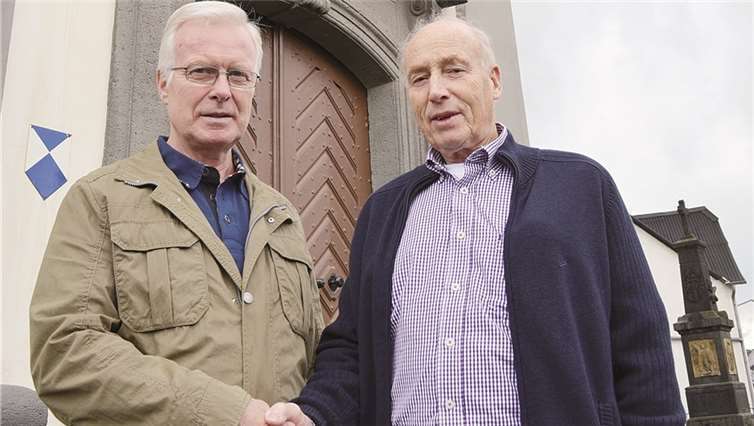 Neun Jahre pflegte Dieter Windheuser (r.) die Außenanlagen von St. Cäcilia. Im Namen des Verwaltungsrats dankte Heribert Scherer für den erbrachten Einsatz.Privat