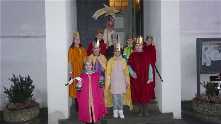 Neun Kinder in drei Gruppen brachten am Dreikönigstag den Segen in vielfältiger Form zu den Menschen und sammelten dabei Spenden für den Erhalt des Regenwaldes und die Unterstützung der Menschen in Amazonien und weltweit. Quelle: Team KirchevorOrt