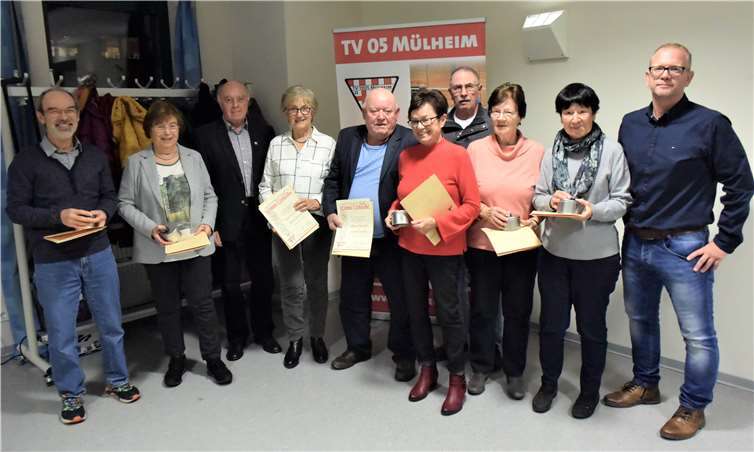 Neun Mitglieder des TV 05 Mülheim wurden nach 50-jähriger Mitgliedschaft zu Ehrenmitgliedern ernannt. Fotos: privat