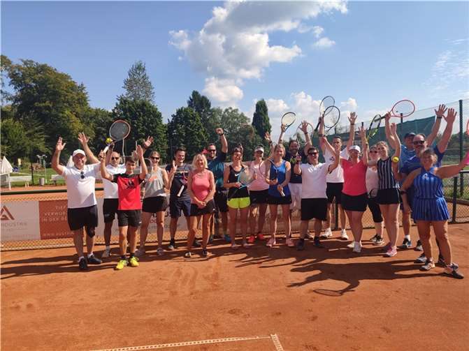 Neun Paarungen spielten mit viel Spaß in drei Gruppen um den begehrten Wanderpokal.Foto: privat
