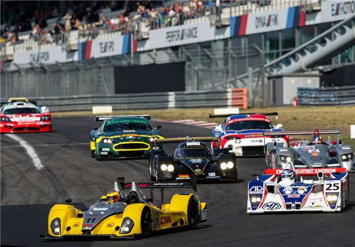 Neun Rennen stehen am Samstag auf dem Programm. Ein Rennen wird der Endurance-Lauf der Gentlemen Drivers GT bis 1965 sein. Hier eine Szene aus dem Rennen 2018. Foto: Gruppe C GmbH