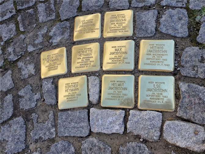 Erinnerung an ermordete Mitglieder dreier jüdischer Familien Neun Stolpersteine erinnern an das Schicksal der einstigen jüdischen Bewohner der Bischof-Stradmann-Straße 9.