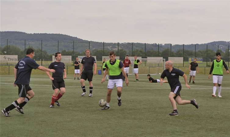 Neun Teams kämpften bei den Dorfmeisterschaften um den Sieg. AB