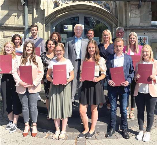 Neun junge Leute haben ihre Ausbildung bei der Kreisverwaltung erfolgreich abgeschlossen: David Buhr, Theresa Cyrus, Karolin Kaiser, Nina Leinz, Jana Pohl,Sören Ramseger, Fast Damaris, Alina Klein und Jasmin Wloch. Foto: Kreisverwaltung