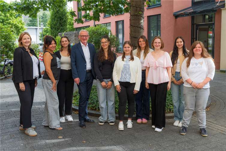 Ausbildungsstart bei der Stadtverwaltung Bad Neuenahr-Ahrweiler Neun junge Menschen starten ihre Ausbildung bei der Stadt. Foto: Stadtverwaltung / Christoph Steinborn