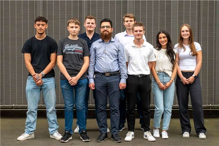 Neun motivierte jungen Menschen starten ihre Ausbildung in den Bereichen Industriekaufmann/-frau, Maschinen- und Anlagenführer/-in, Elektriker/-in für Betriebstechnik. Foto: Christian Wagner