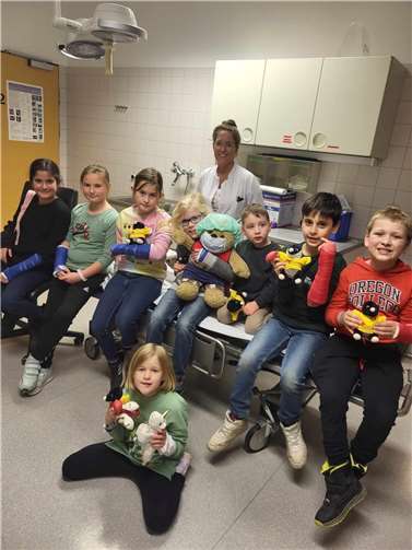 Neun neugierige Kinder erkundeten die Ambulanz des DRK Krankenhauses Neuwied bei der letzten Kiddi-Ambulanz im Jahr 2023.  Foto: Stefanie Bleser