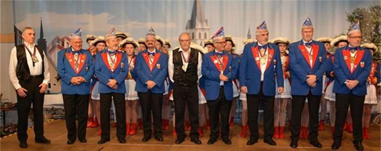 Neun verdiente Karnevalisten wurden in den Stand der Senatoren gehoben. Detlef Suhr/KG Unkel