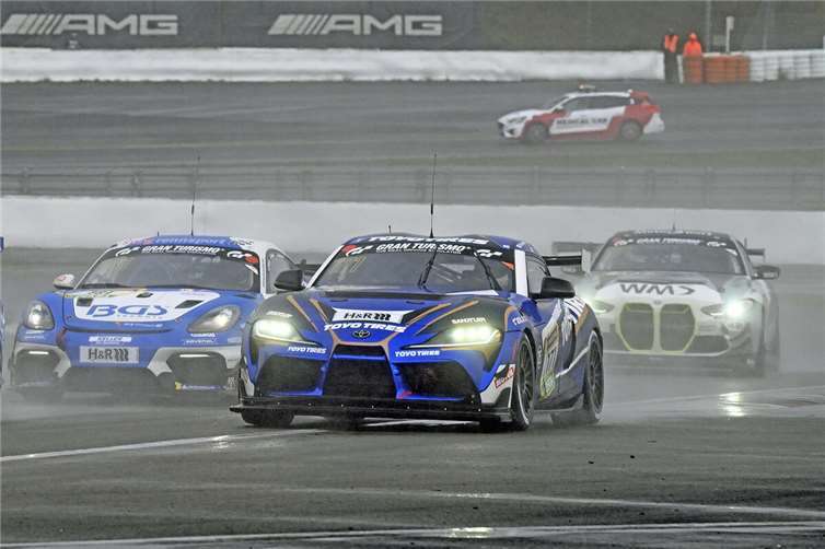 Neun weitere Kontrahenten konnten sich vom Start weg nur die Rückleuchten des Toyota Supra GT4 von Andreas Gülden, Marc Hennerici und Tim Sandtler bei ihrem Sieg in der Klasse SP10 ansehen.