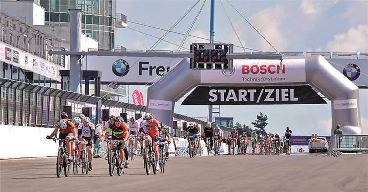 Neunzehn Mal überquerten die Spitzenfahrer in den 17h die spätere ZiellinieBURG