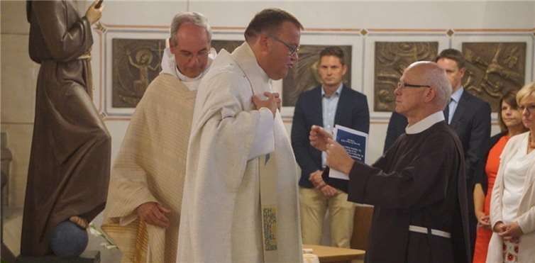 Neupriester Andreas Faulhaber (Mitte) wurde von Bruder Ulrich Schmitz FFSC, Generalsuperior der Franziskusbrüder vom Heiligen Kreuz, und Pater Bartholomé van Oudheusden, Rektor der „Gemeinschaft der gekreuzigten und auferstandenen Liebe“ von der Apollinariskirche in Remagen, nach der Weihe eingekleidet. Fotos: STUKO