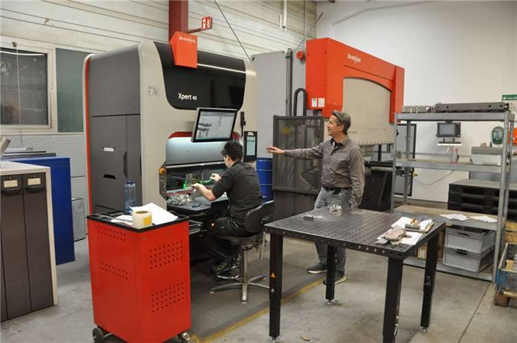 Neuste Abkanttechnik von Bystronic findet sich in der Fertigung.