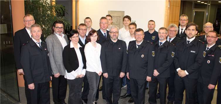 Neuverpflichtungen, Beförderungen und Ehrungen gab es jüngst bei der Führungskräftedienstbesprechung der Freiwilligen Feuerwehr Grafschaft. DU
