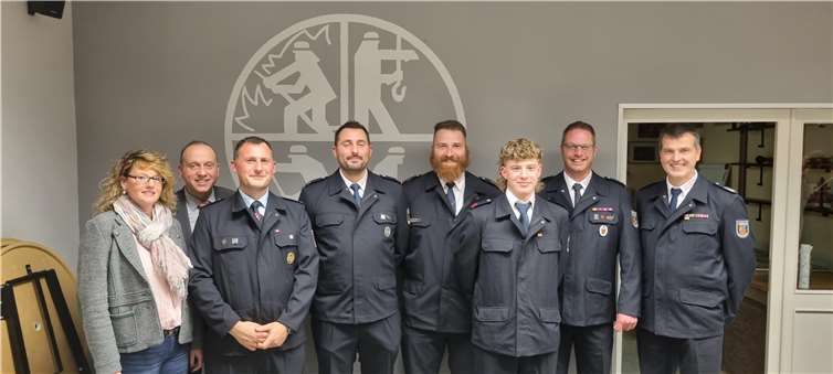 Neuwahlen und Beförderungen bei der Feuerwehr Burgbrohl (v.l.): Simone Schneider, Johannes Bell, Dominik Müller, Florian Müller, Christoph Schäfer, Kristian Küllmer, MArcel Schmitz und Markus Meid. Foto: POE