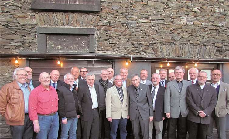 Neuwied. 1957 wurde die städtische Realschule für Jungen in Neuwied in der Wilhelmstraße begründet - ein Jahr später die Mädchenrealschule im gleichen Gebäude. 1963 wurden die ersten Absolventen entlassen und trafen sich jetzt nach 50 Jahren im Restaurant „Landratsgarten“ zum ersten Treffen nach über 40 Jahren. Von 27 damals Entlassenen blieben 21 übrig, die aus den entferntesten Teilen Deutschlands anreisten und sich an einem DIA-Vortrag mit Bildern aus der Schulzeit vergnügten und allerhand Anekdoten auszutauschen hatten. Mit Dankbarkeit gedachten sie auch der Schulzeit, vermochte sie doch in der damaligen Nachkriegszeit eine gute Basis für das künftige Leben zu vermitteln.Hans Hartenfels