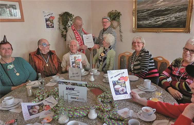 Neuwied. Für seine Treue als Mitglied im Sozialverband VdK wurde der stellvertretende Vorsitzende des Ortsverbandes Neuwied-Innenstadt Horst Ueding (Foto stehend l.) gleich eine zweifache Ehrung zuteil. Als erstes bekam er für 20-jährige Mitgliedschaft die Ehrenurkunde mit Nadel des VdK-Landesverbandes Rheinland-Pfalz überreicht. Gleichzeitig wurde er vom 1. Vorsitzenden-Kollegen Werner Hammes mit dem diesjährigen VdK-Stammtisch-Karnevalsorden der Session 2015 geehrt. Zu diesem Anlass fand sich die traditionelle VdK-Stammtischrunde des Ortsverbandes Neuwied-Innenstadt in fröhlicher Stimmung ein. privat