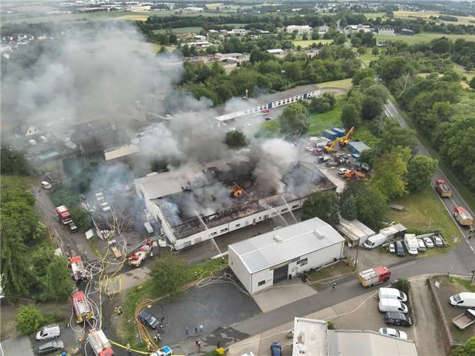 Neuwied: Großbrand legt Industriehalle in Schutt und Asche. Fotos: Stadt Neuwied / Feuerwehr