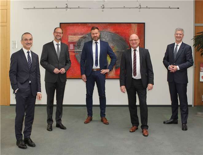 Neuwied. Thorsten Hornung (2. von links) und Jens Nickel (3. von links) feiern in diesem Monat ihre 25-jährigen Dienstjubiläen. Das Vorstandsteam Dr. Hermann-Josef Richard (1. von links) und Thomas Paffenholz (1. von rechts) sowie der Leiter der Abteilung Personalmanagement Martin Groß (2. von rechts) gratulierten den Kollegen im Rahmen einer Feierstunde und dankten den Jubilaren für ihr jahrzehntelanges Engagement.Foto: Sparkasse NeuwiedPressemitteilung Sparkasse Neuwied