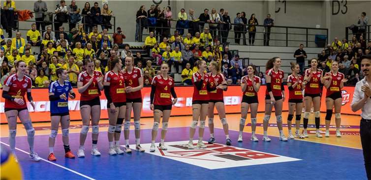 Neuwied mit komplettem 13er-Kader und Natalie Crews (#18) sowie Alice Turmovich (#15) in Schwerin. Copyright: Eckhard Mai