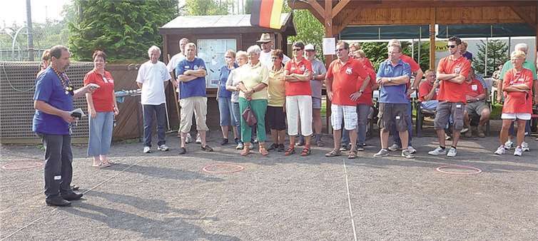 Neuwied, zweiter Spieltag des Boule Hobby Cups: Der verantwortliche Leiter des Turniers, Adi Ahrenberg vom SV Urmitz, gibt noch einmal letzte Instruktionen. privat