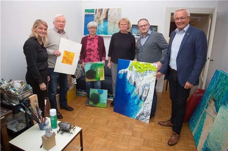 Neuwieder Atelierbesuch (v.l.n.r.): Sandra Köster („Wir Westerwälder“), Christian Ulrich, Helga Gans-Eichler, Sybille Lenz (alle Gruppe 93), mit Oberbürgermeister Jan Einig und Landrat Achim Hallerbach