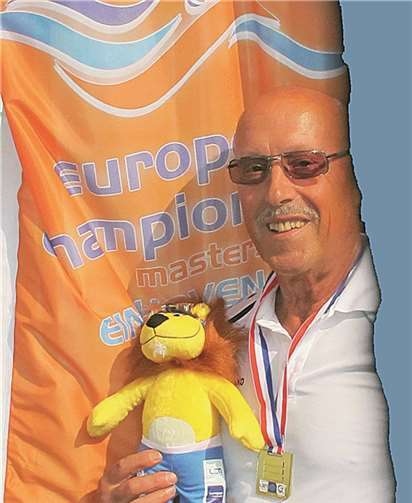 Neuwieder Goldchampion Norbert Körber vom NSV 09 bei der Siegerehrung Schwimm-EM in Eindhoven.  Privat